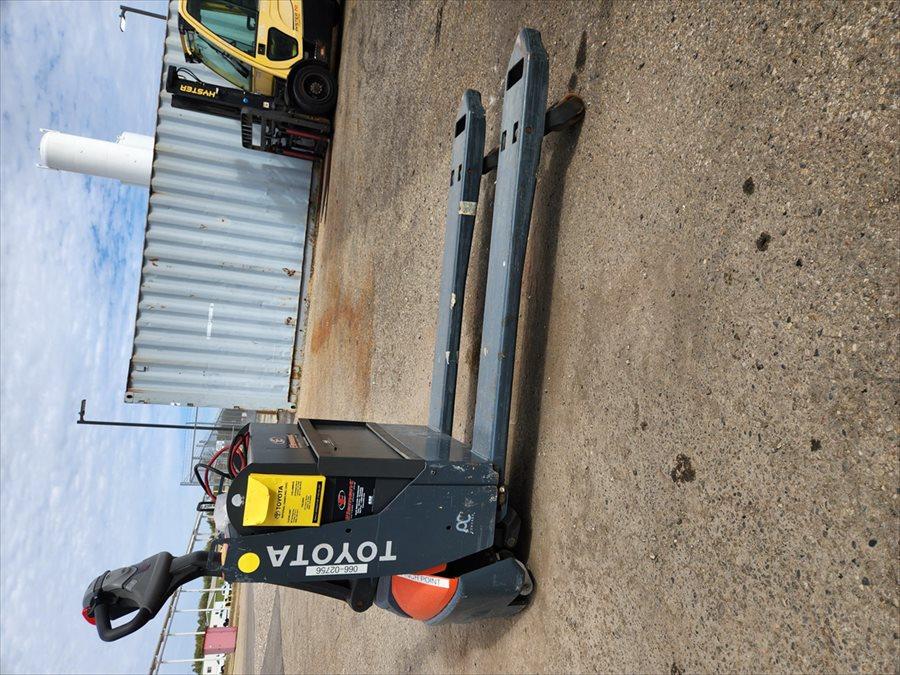 Toyota 8HBW23 pallet jack