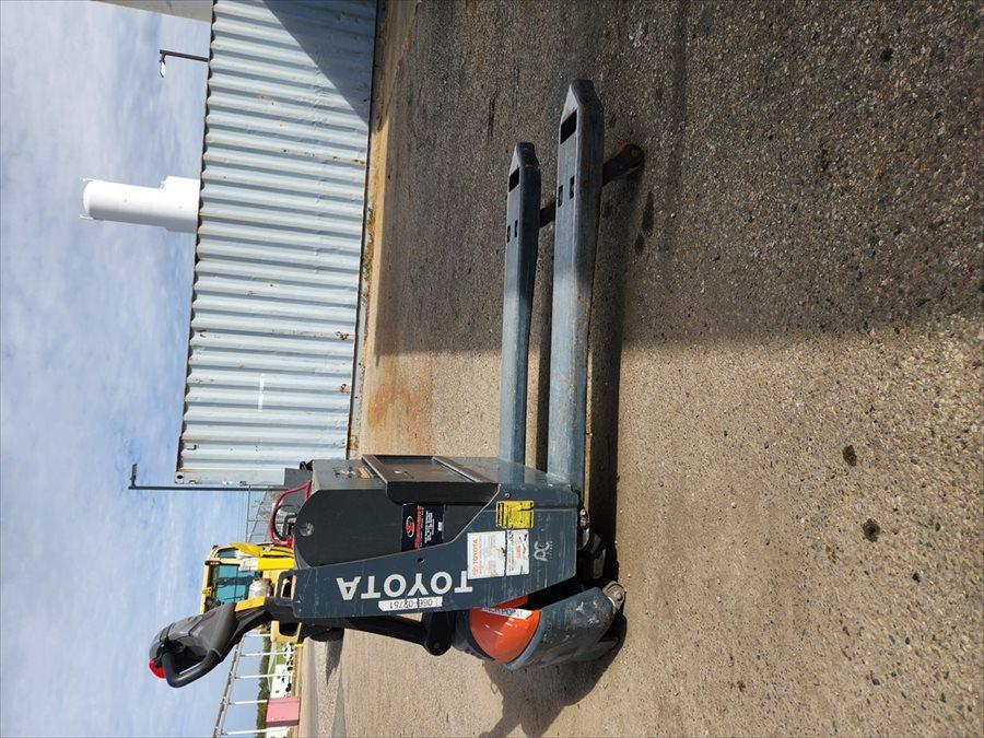 Toyota 8HBW23 pallet jack