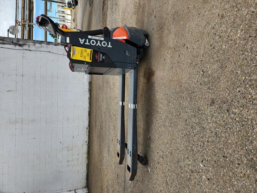 Toyota 8HBW23 pallet jack